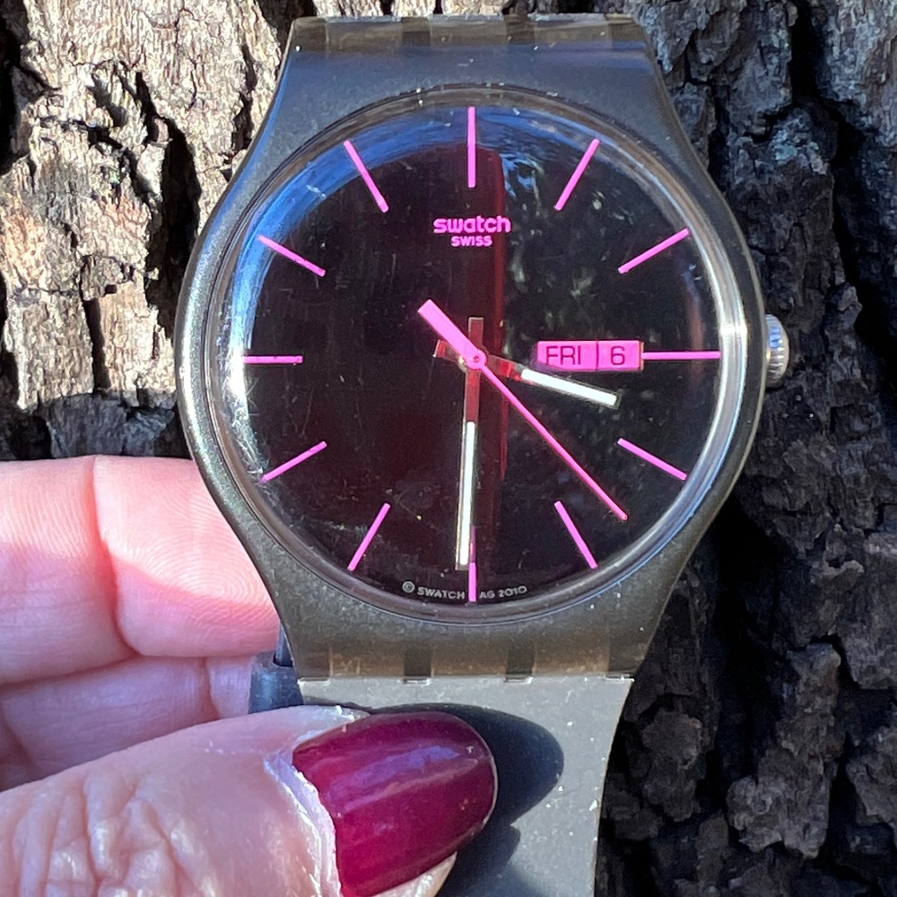 SWATCH SWISS WATCH GENTLEMAN SUON708 BROWN SILICONE BAND HOT PINK DIAL DETAIL